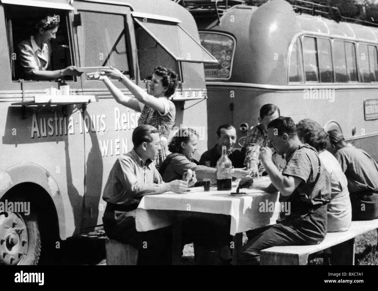 turismo, viaggio in pullman, gruppo durante il picnic, circa 1950, diritti aggiuntivi-clearences-non disponibile Foto Stock