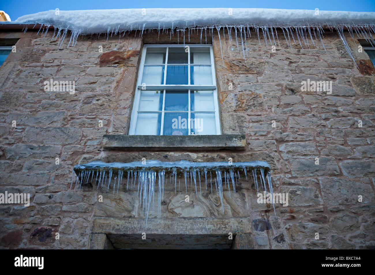 Ghiaccioli pendenti dal tetto e davanzale inverno Edimburgo Scozia UK Europa Foto Stock