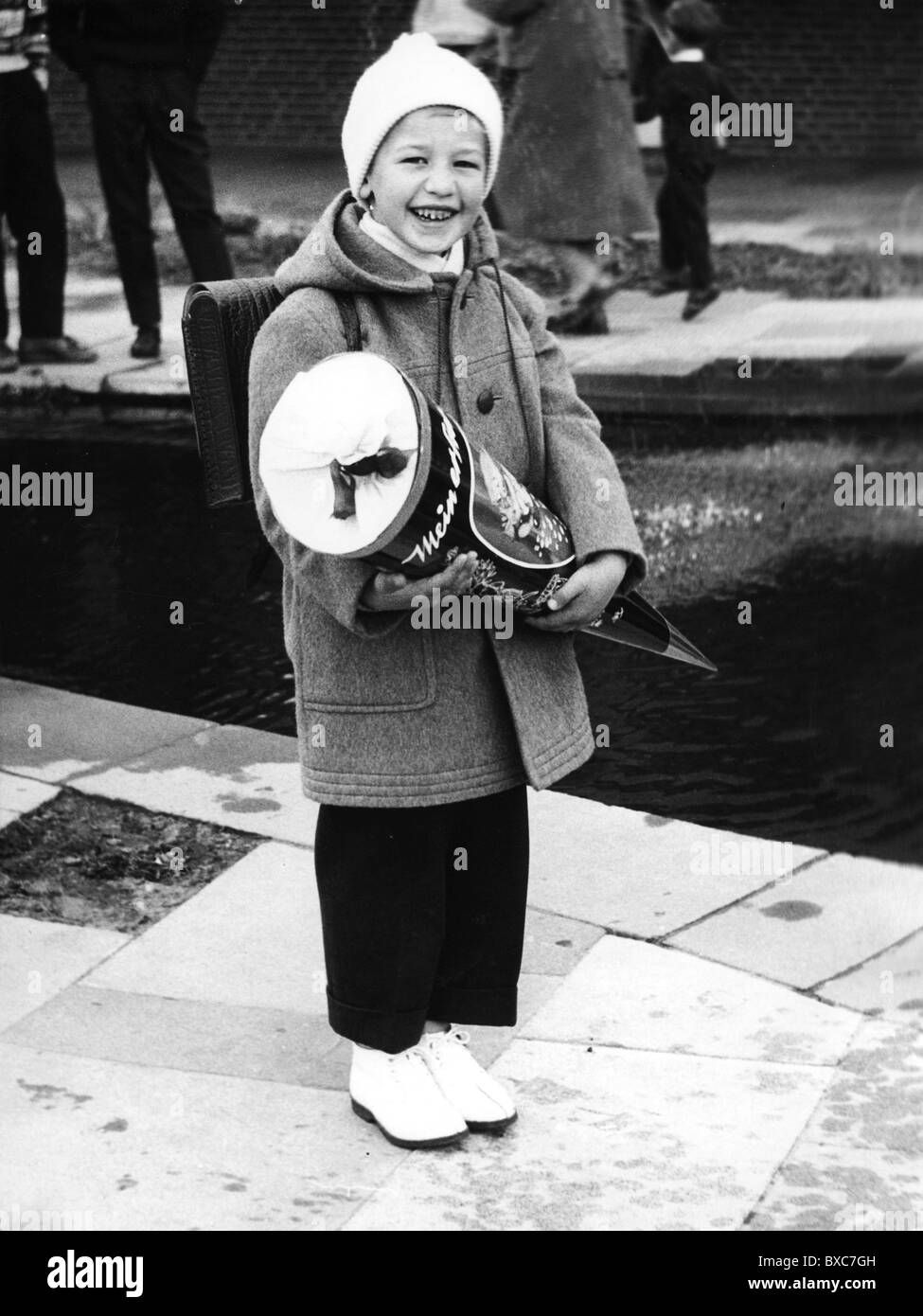 Istruzione, iscrizione scolastica, bambino appena che inizia la scuola, bambino con schultuete, anni 60, , diritti aggiuntivi-clearences-non disponibile Foto Stock