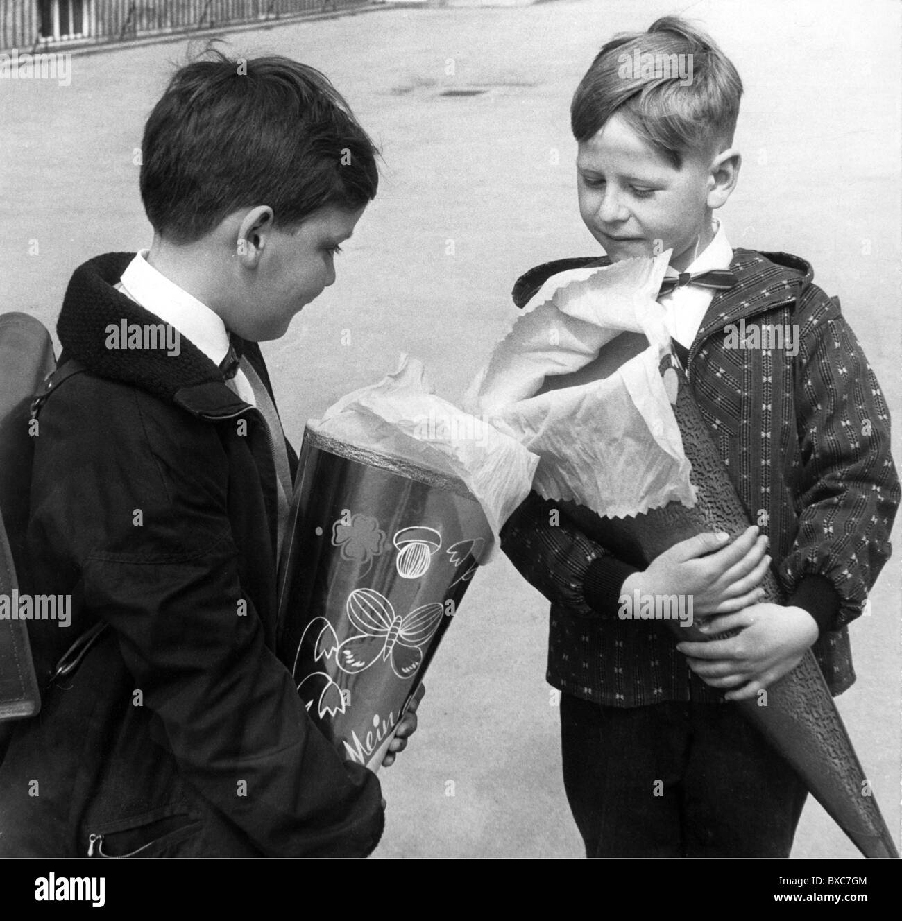 Istruzione, scuola, primo giorno a scuola, due ragazzi, Germania occidentale, anni 60, , diritti aggiuntivi-clearences-non disponibile Foto Stock