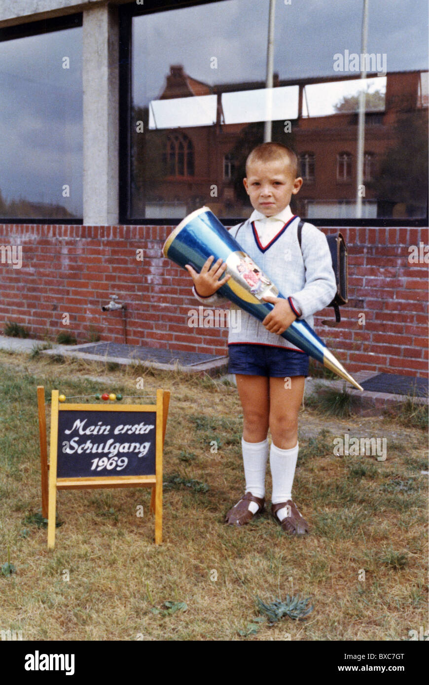 Istruzione, scuola, principiante, bambino con schultuete accanto al lavagna 'Mein erster Schultag', 1969, diritti aggiuntivi-clearences-non disponibile Foto Stock