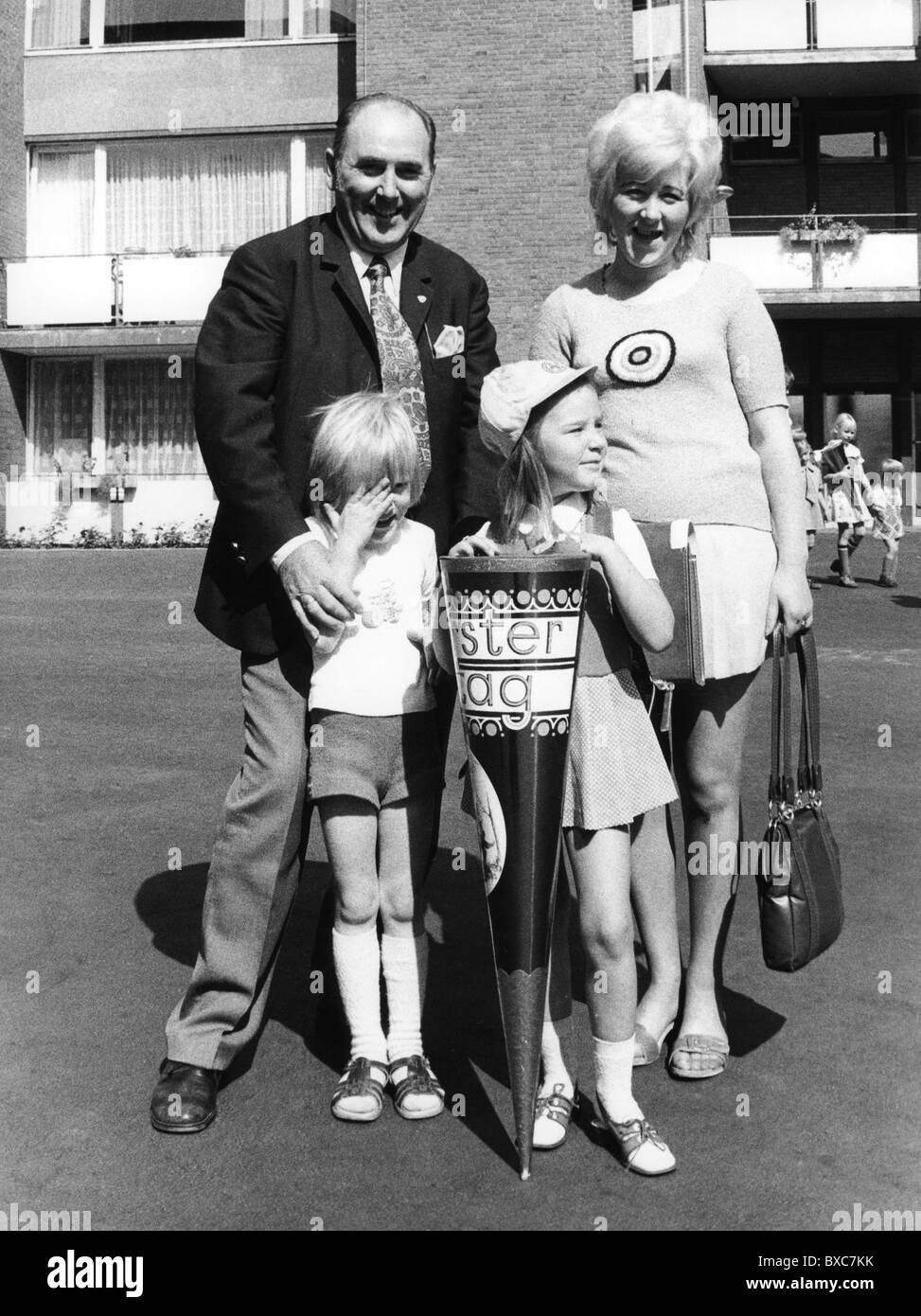 Istruzione, iscrizione scolastica, genitori di prima classe, in piedi in cortile, 1973, diritti aggiuntivi-clearences-non disponibile Foto Stock