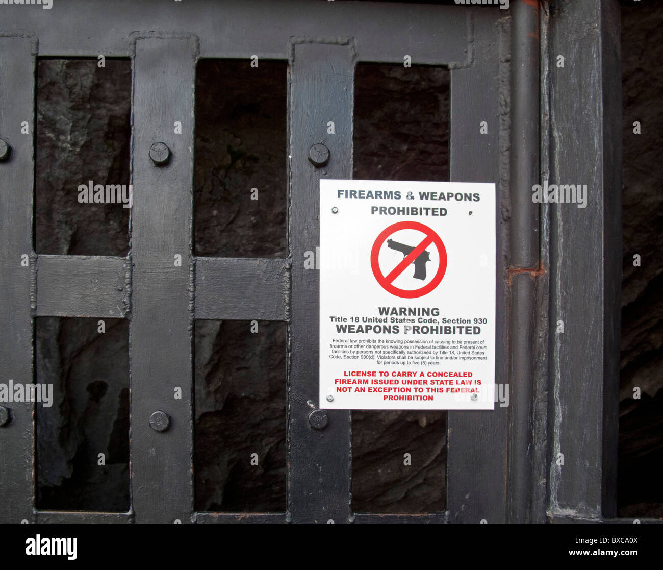 Carlsbad, New Mexico - un segno vieta le armi da fuoco e armi nel Canyon di macellazione in una caverna nel Parco nazionale di Carlsbad Cavern. Foto Stock