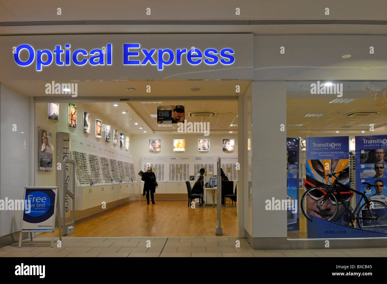 Optical Express shop nel centro commerciale per lo shopping Foto Stock