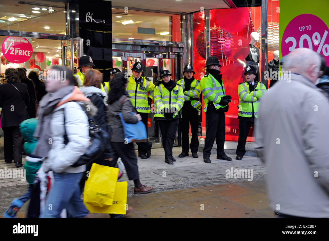 La polizia al di fuori di Londra BHS locali durante le proteste degli studenti su Sir Phillip verdi alledged evasione fiscale Foto Stock