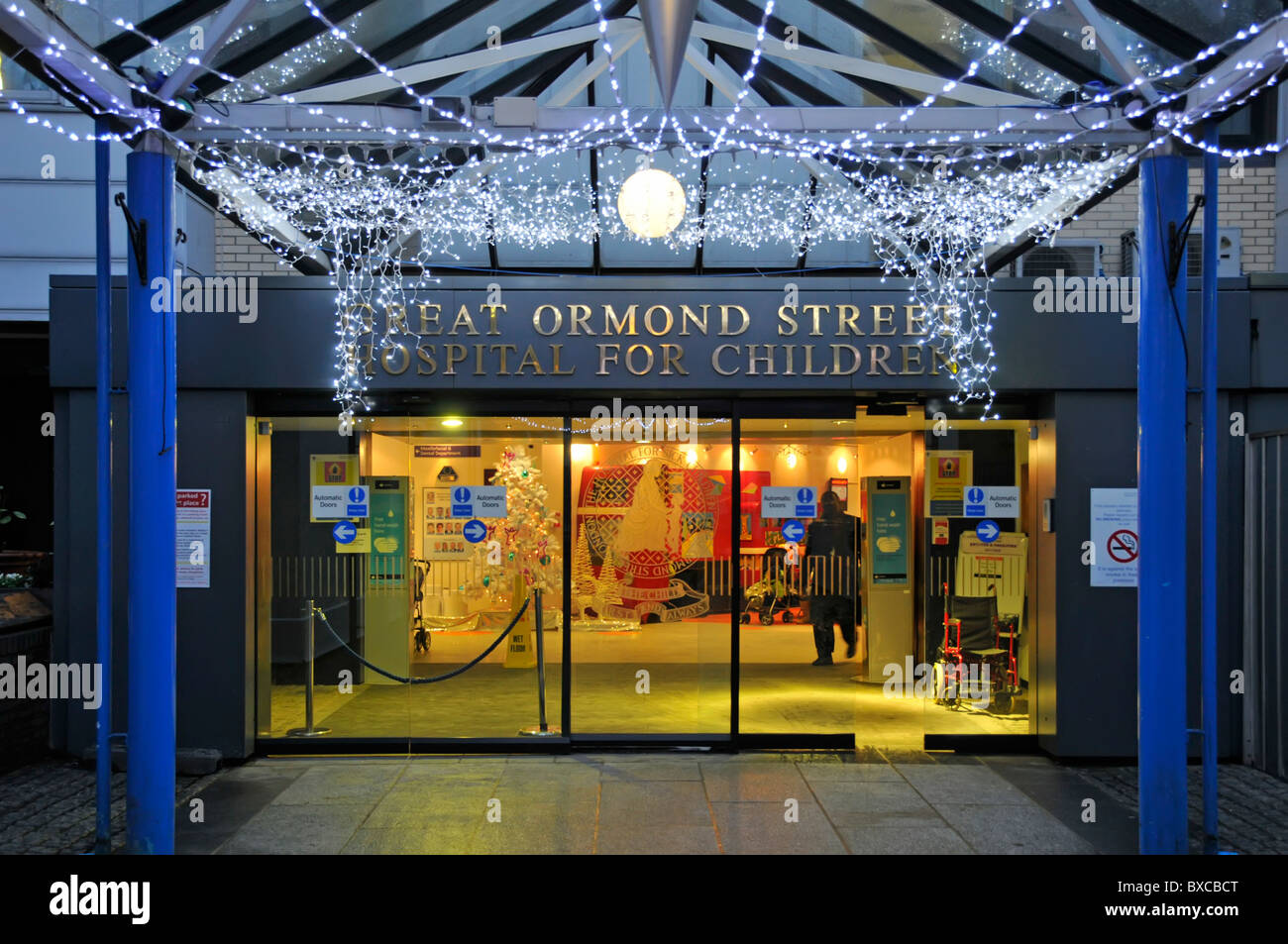 Le decorazioni di Natale presso il Great Ormond Street Hospital per bambini Londra Inghilterra REGNO UNITO Foto Stock