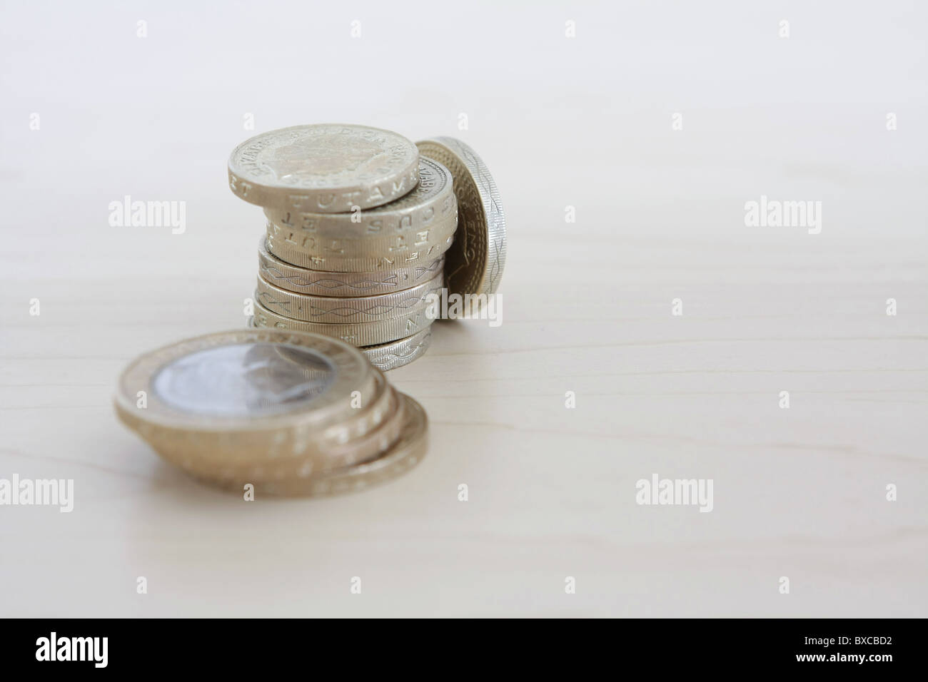 Pile di sterling £2 e £1 monete Foto Stock