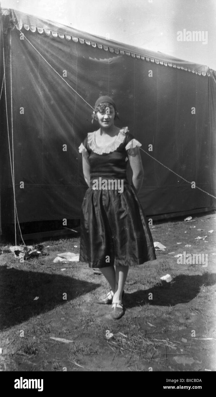 Circense vestita di nero al di fuori del circus durante il 1920s moda donna misteriosa esotica Foto Stock