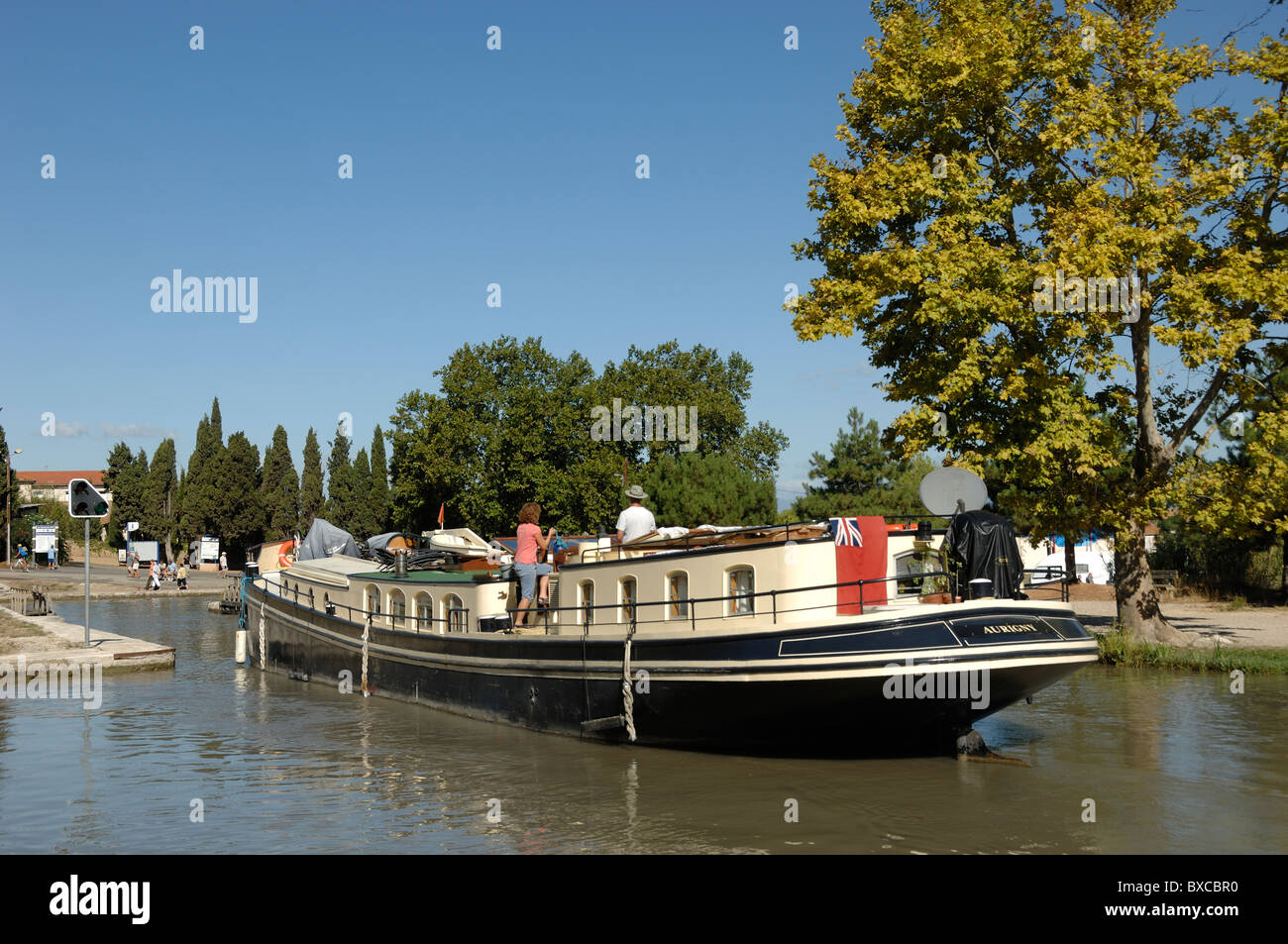 Turisti sul Canal du Midi e Canal Longboat o Narrowboat a Lock System di Fonserannes Lock, o Les Neuf Ecluses, a Beziers, Hérault, Francia Foto Stock