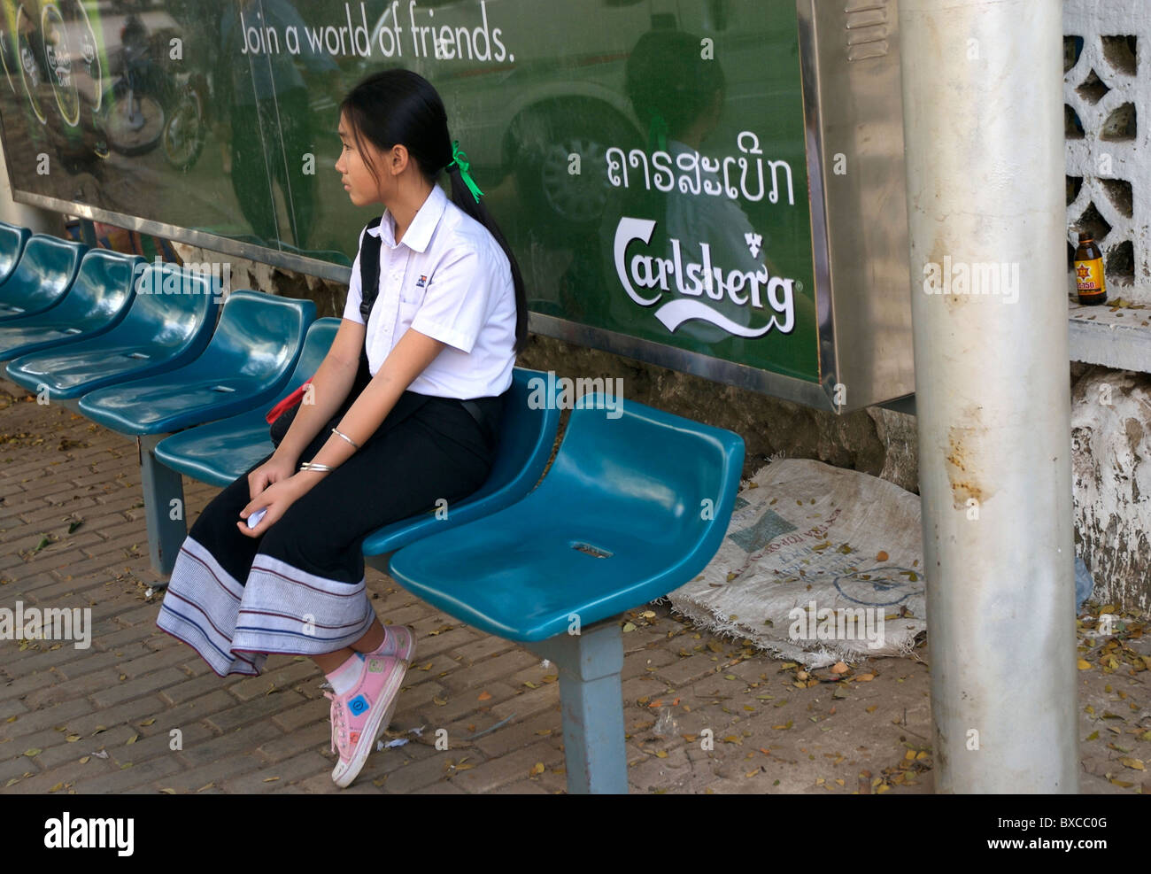 In Vientiane una scuola ragazza alla fermata dell autobus Foto Stock