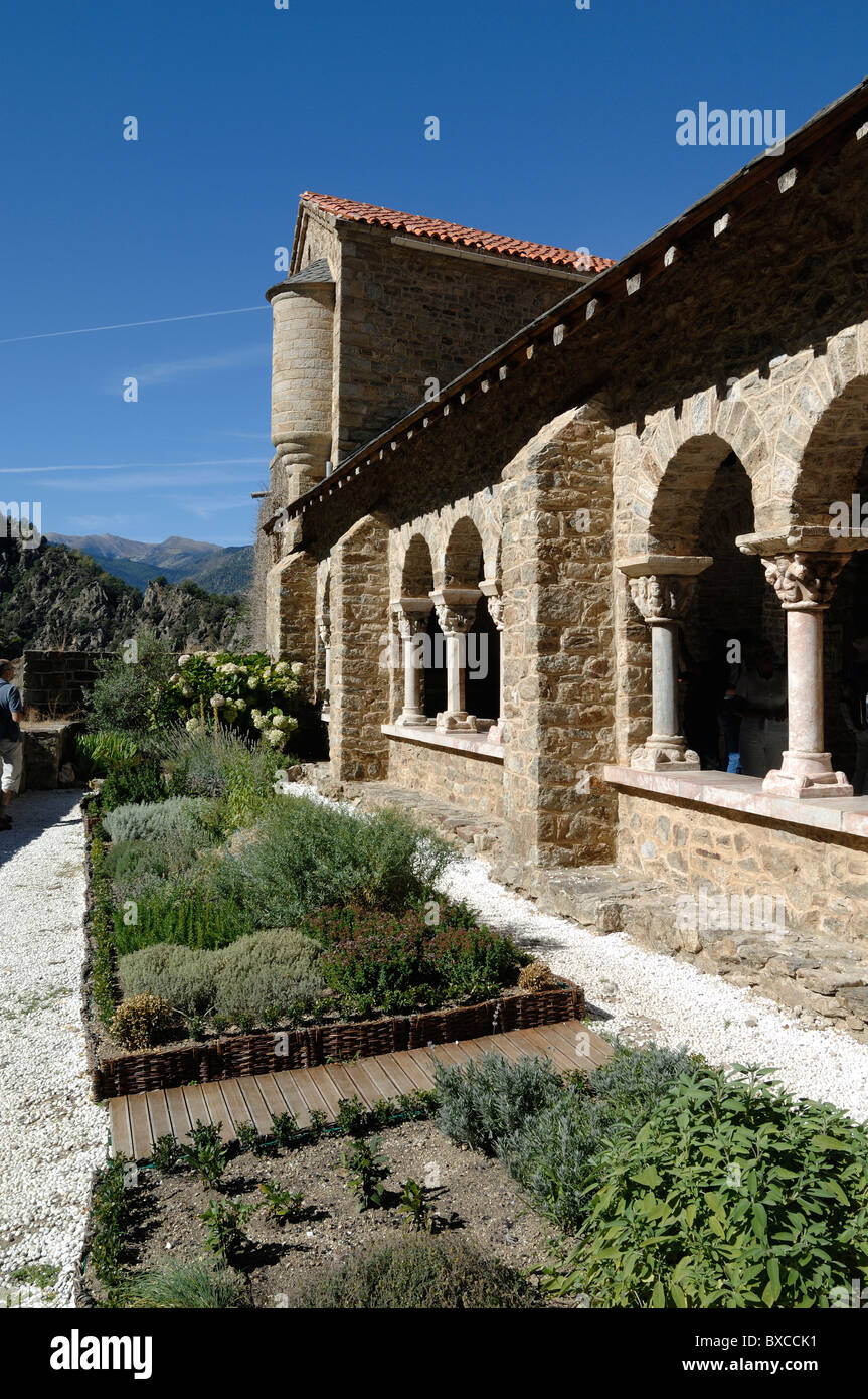 Giardino monastico & Chiostri dell'Abbazia di Saint-Martin-du-Canigou Abbazia o Monastero sul Monte Canigou nei Pirenei, Francia Foto Stock