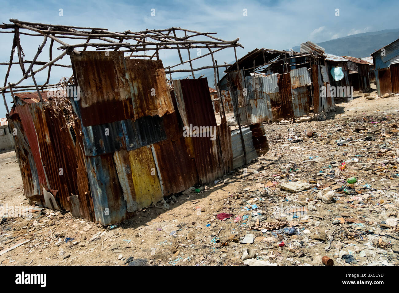 Baracche e spazzatura nella baraccopoli di Cité Soleil. Foto Stock