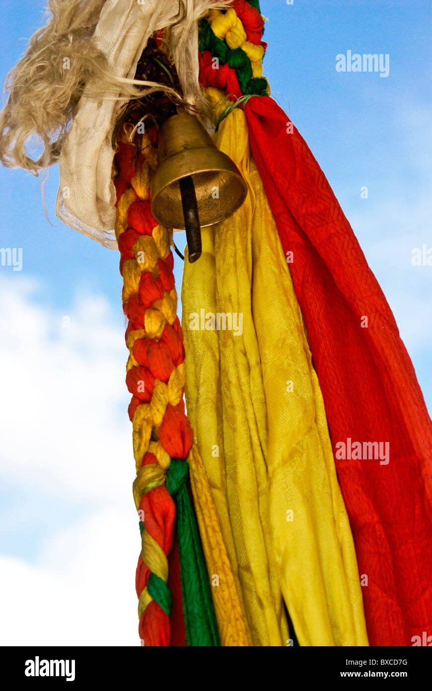 Preghiera sciarpe e campane al monastero tibetano Foto Stock