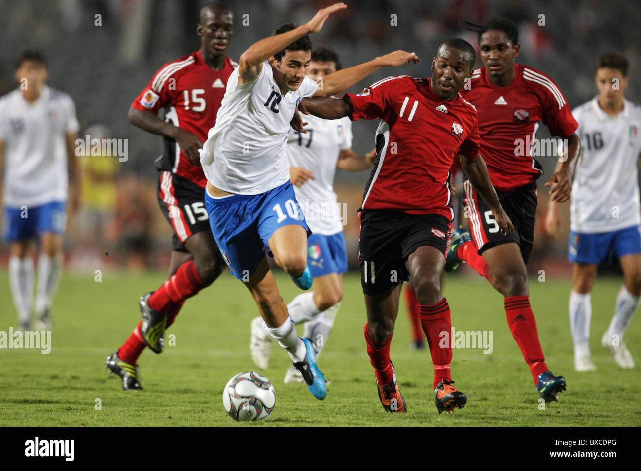 Fabio Sciacca d'Italia (10) battaglie Khaleem Hyland di Trinidad e Tobago (11) durante un 2009 FIFA U-20 World Cup Soccer Match. Foto Stock