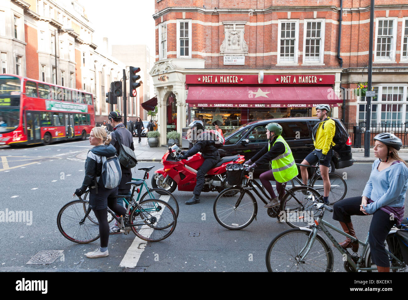 I ciclisti, il traffico dei pendolari al mattino, Great Portland Street, Londra, Inghilterra, Gran Bretagna Foto Stock