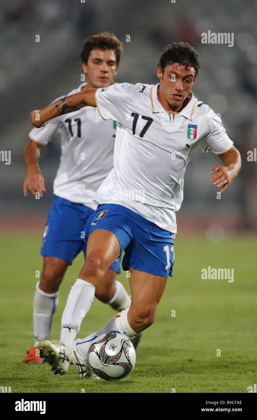 Mattia Mustacchio dell Italia comanda la sfera contro Trinidad e Tobago durante un U-20 World Cup Soccer Match Settembre 28, 2009. Foto Stock