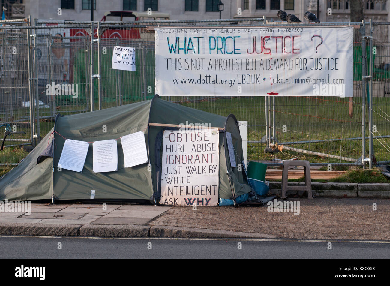 Anti guerra in Iraq dimostranti camp in piazza del Parlamento, Westminster, London, England, Regno Unito Foto Stock