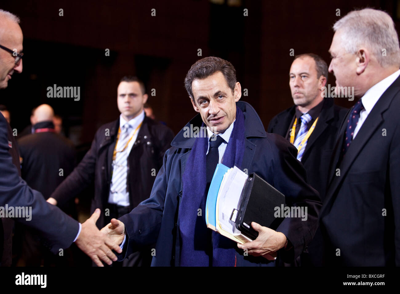 Il presidente francese Nicolas Sarkozy arriva al vertice UE il 16 dicembre 2010 Foto Stock