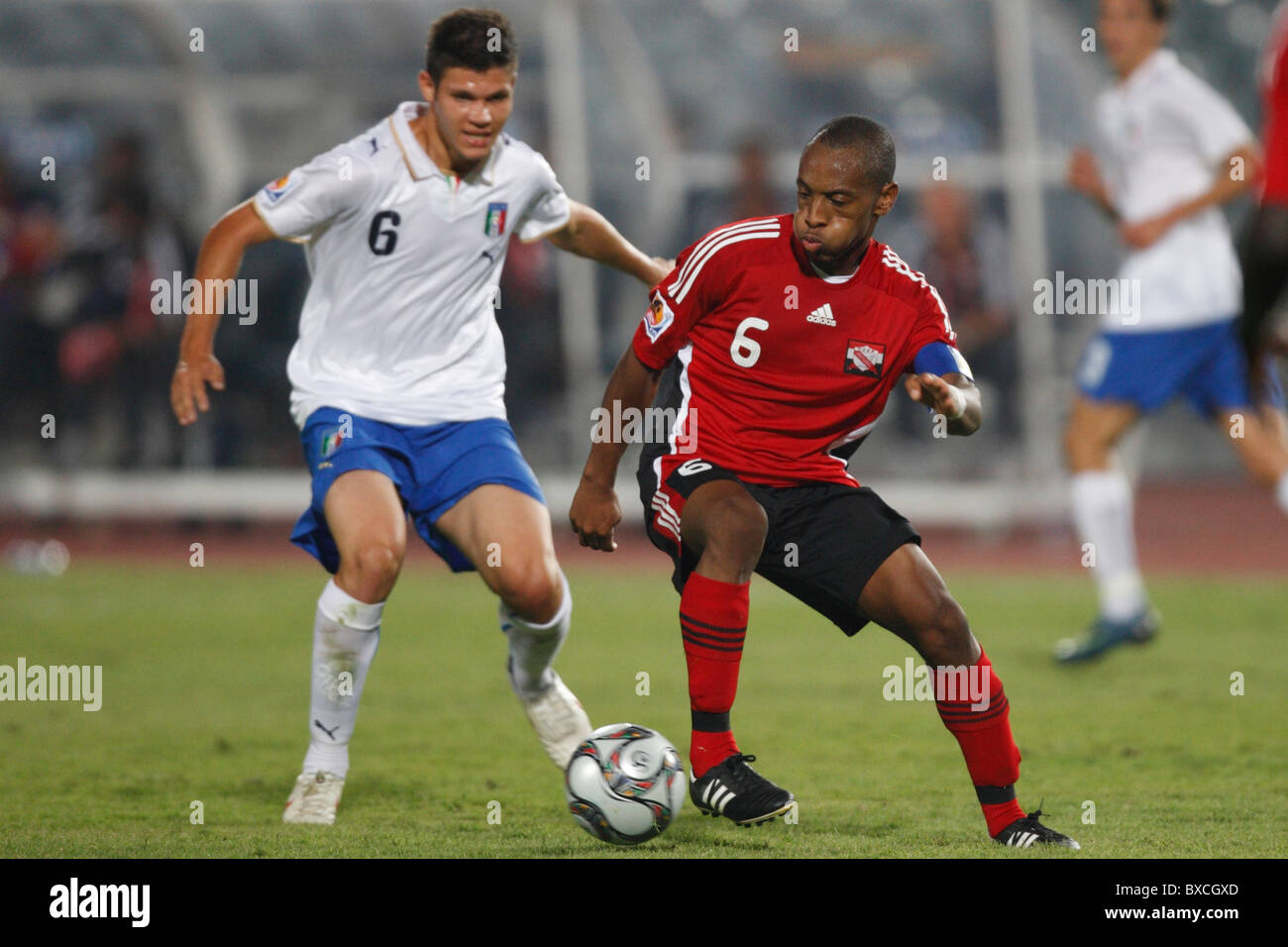 Trinidad e Tobago team capitano Leston Paolo controlla la sfera durante un 2009 FIFA U-20 World Cup Soccer match contro l'Italia. Foto Stock