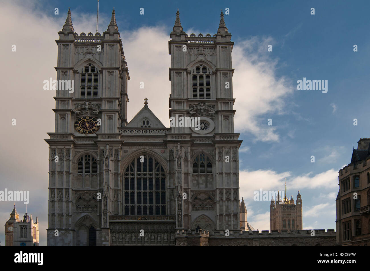 La grande porta occidentale e torri,l'Abbazia di Westminster, come si vede dal Tothill Street Londra Inghilterra REGNO UNITO Foto Stock