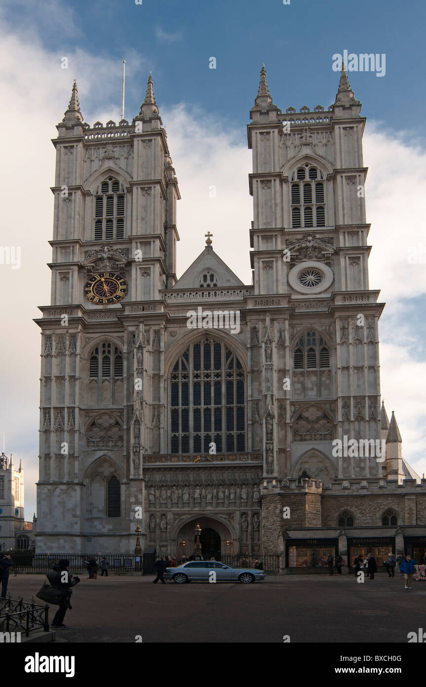 La grande porta occidentale e torri,l'Abbazia di Westminster, come si vede dal Tothill Street Londra Inghilterra REGNO UNITO Foto Stock