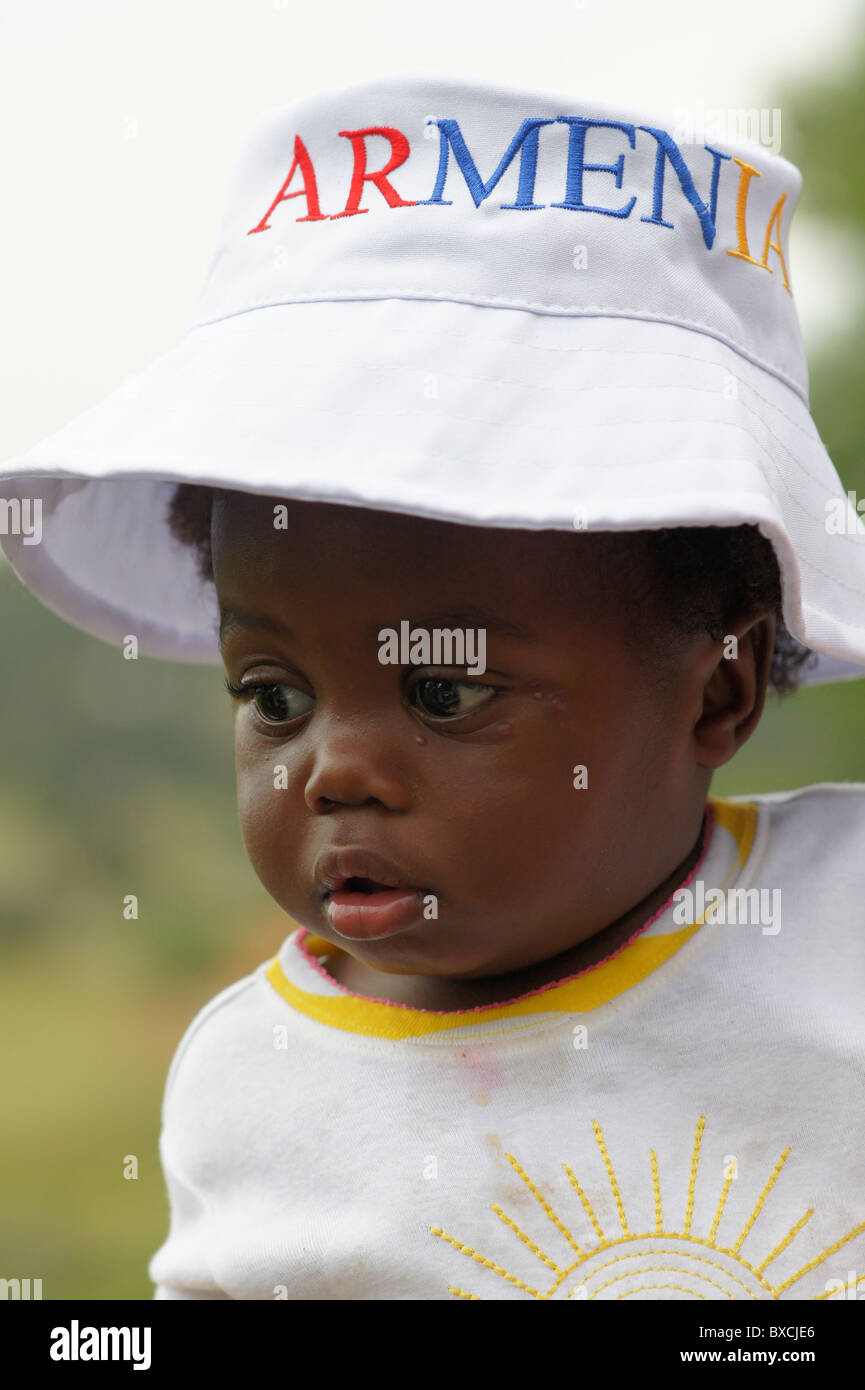 Carino baby con cappuccio armeno sulla testa Foto Stock