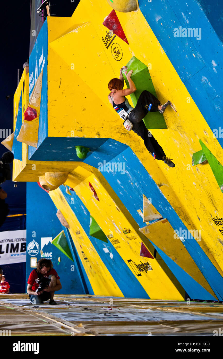 Natalija Gros, lo sloveno sport scalatore, compete al 2010 IFSC Bouldering World Cup a Sheffield. Foto Stock