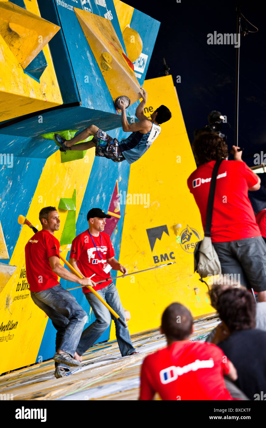 Tsukuru Hori, il giapponese sport scalatore, compete al 2010 IFSC Bouldering World Cup a Sheffield. Foto Stock