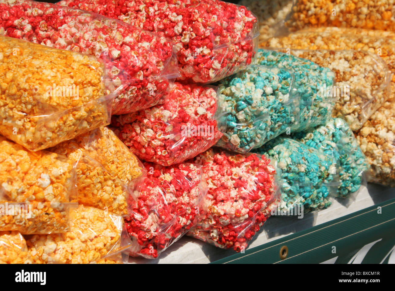 Popcorn insaccato in giallo, rosso e blu. Popcorn Beavercreek Festival. Beavercreek, Ohio, Stati Uniti d'America. Foto Stock