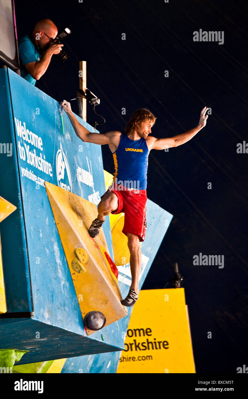 Mykhaylo Shalagin celebra il completamento di un campionato di problema al 2010 IFSC Bouldering World Cup a Sheffield. Foto Stock