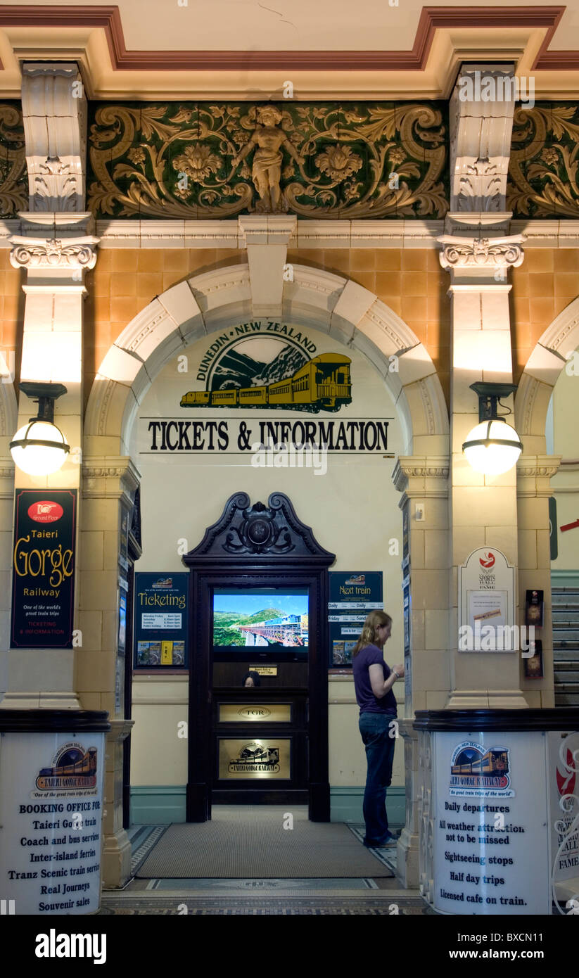 Taieri Gorge biglietteria ferroviaria all' interno della stazione, Dunedin, Nuova Zelanda Foto Stock