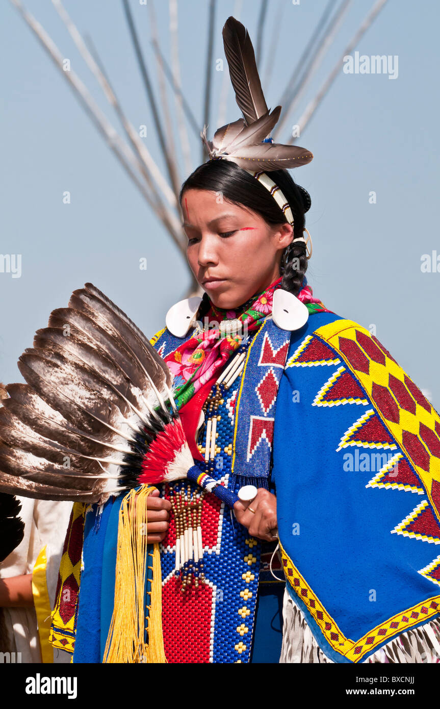Femmina ballerino tradizionali, Pow-wow, Blackfoot attraversando il parco storico, Alberta, Canada Foto Stock