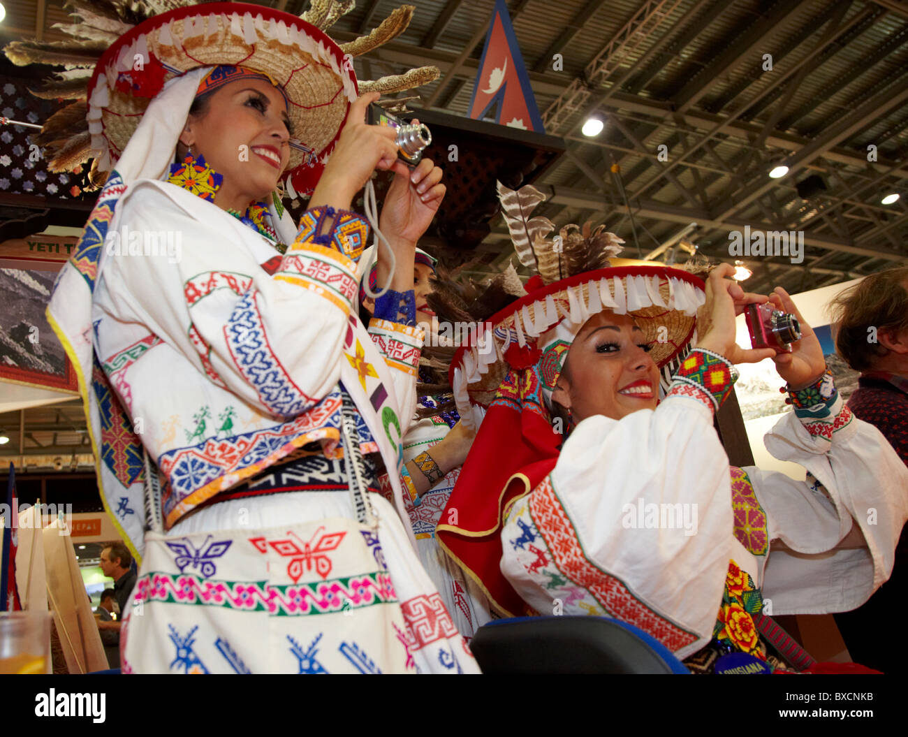 Donne messicane in cappelli London UK Europa Foto Stock