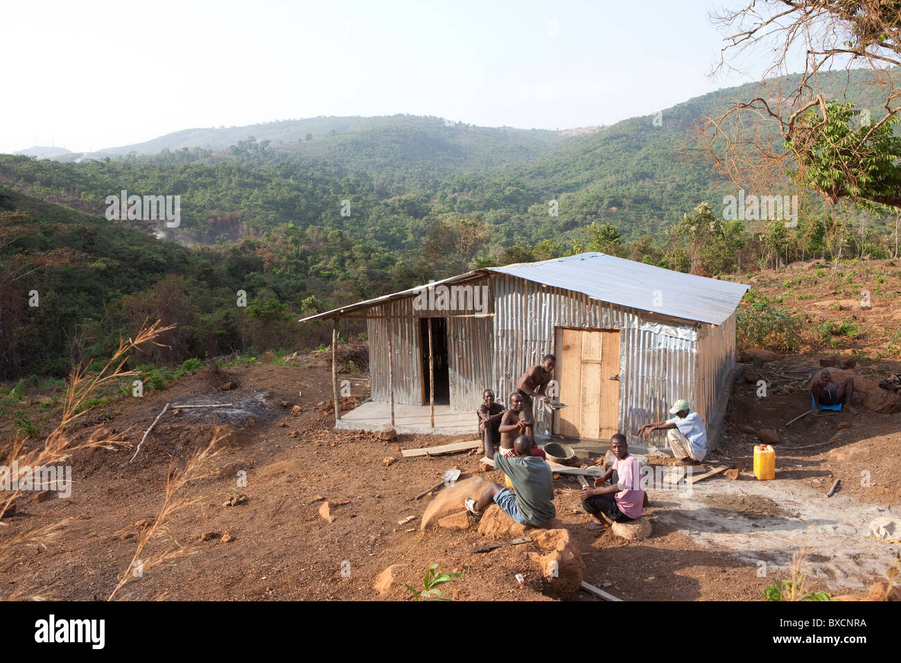 Una capanna di stagno si trova nelle colline vicino alla città di Hastings, in Sierra Leone, Africa occidentale. Foto Stock