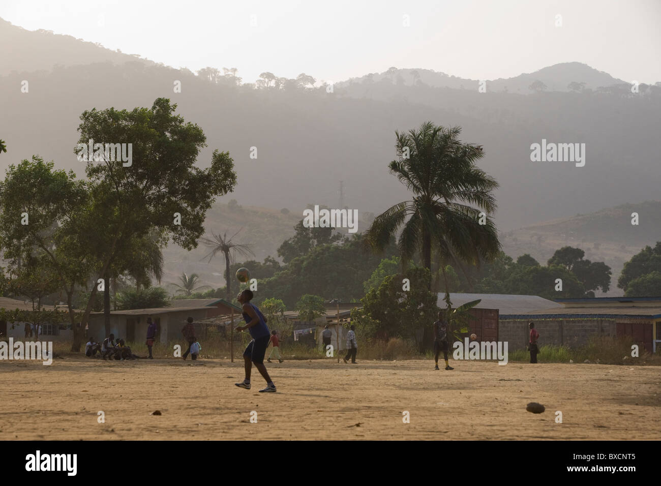 Gli abitanti di un villaggio di giocare a calcio insieme nella città di Hastings in Sierra Leone, Africa occidentale. Foto Stock