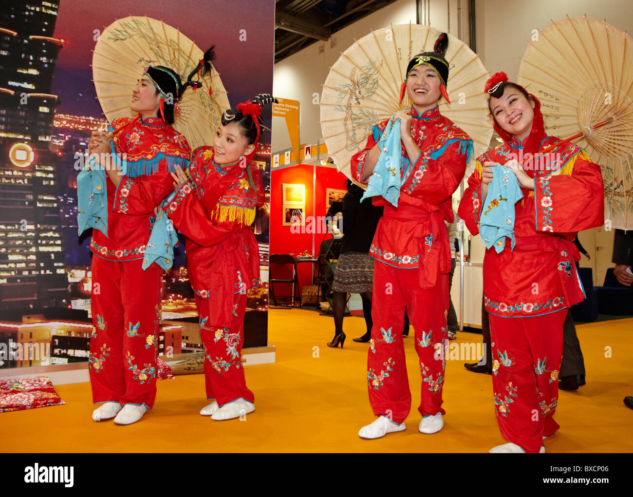 Cinese tradizionale ballerini London UK Europa Foto Stock