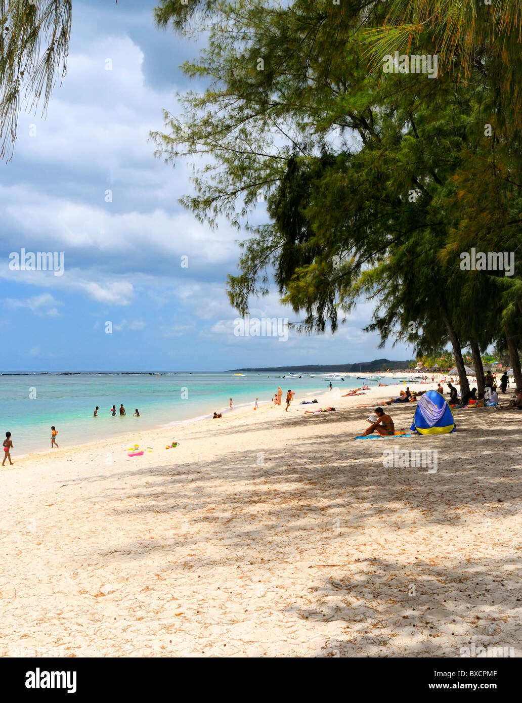 La lunga spiaggia di sabbia bianca di Flic en Flac, Black River, Mauritius Foto Stock