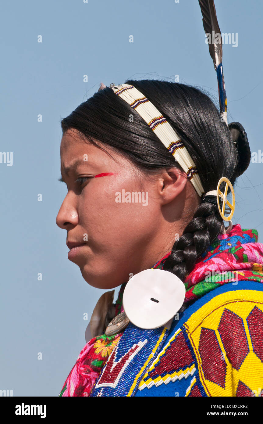Femmina ballerino tradizionali, Pow-wow, Blackfoot attraversando il parco storico, Alberta, Canada Foto Stock