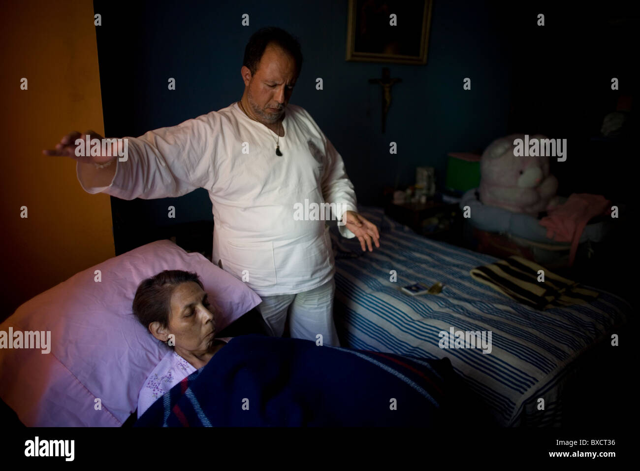 Reiki Master Ramon Quiroz dà il Reconnective Healing per un paziente muore di cancro nella sua casa di città del Messico Foto Stock