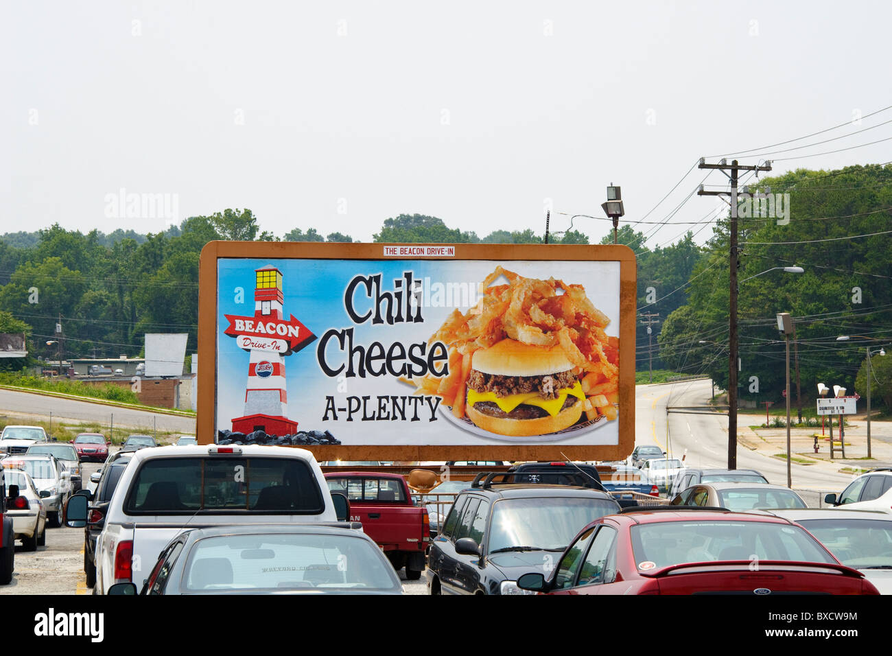 Un cartellone di dimensioni al Beacon Drive-In ristorante pubblicità segno il suo famoso peperoncino formaggio un-piastra in abbondanza. Foto Stock