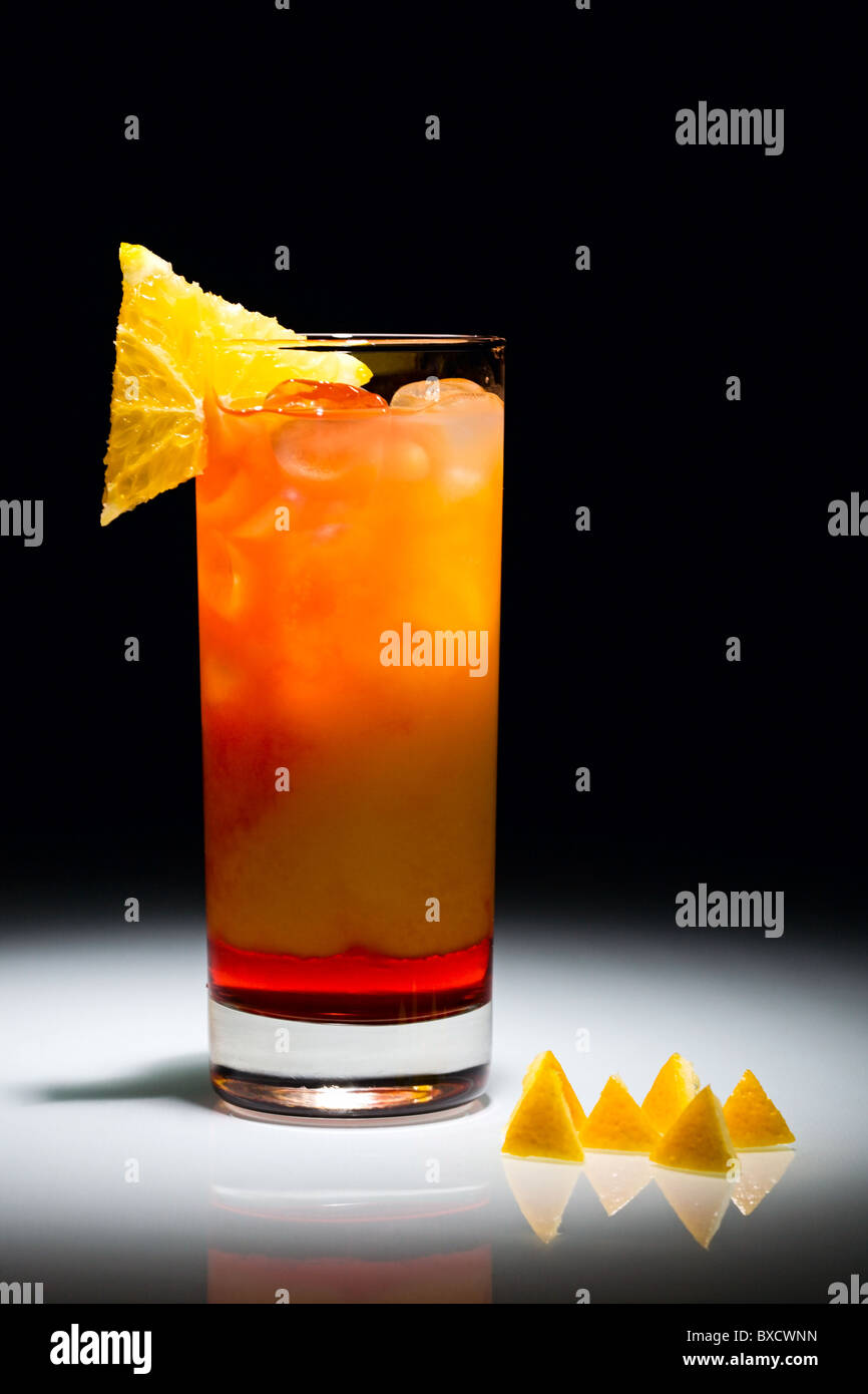 Il Campari orange cocktail con fetta di isolato di colore arancione su sfondo nero Foto Stock