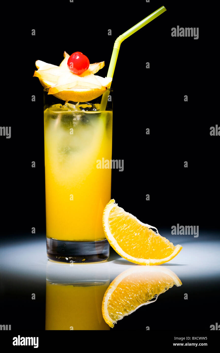 Immagine di cocktail in vetro highball isolati su sfondo nero Foto Stock