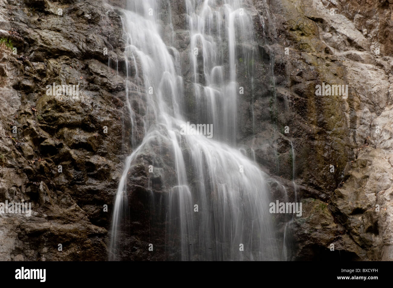 Cascata sulla ripida parete di roccia Foto Stock