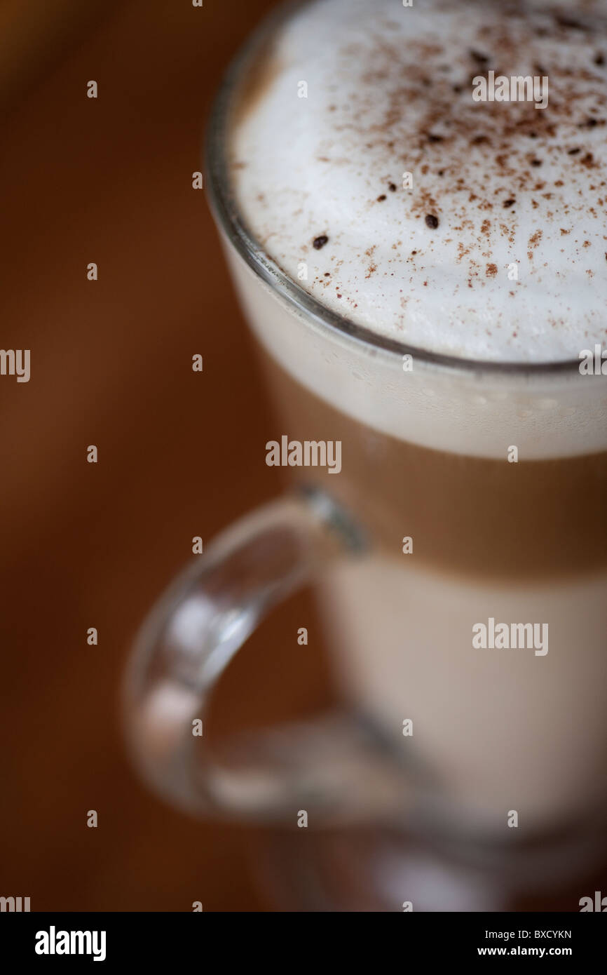 Lo strato 3 di schiuma di caffè in una tazza di vetro Foto Stock