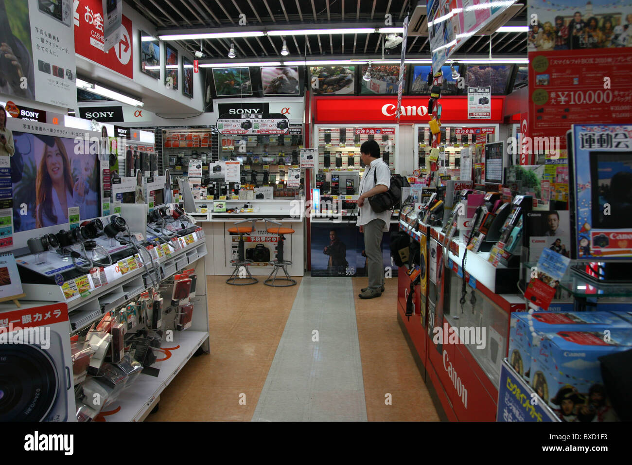 La Sony e le fotocamere Canon in vendita nella Bic fotocamera store a Tokyo Giappone 2010 Foto Stock