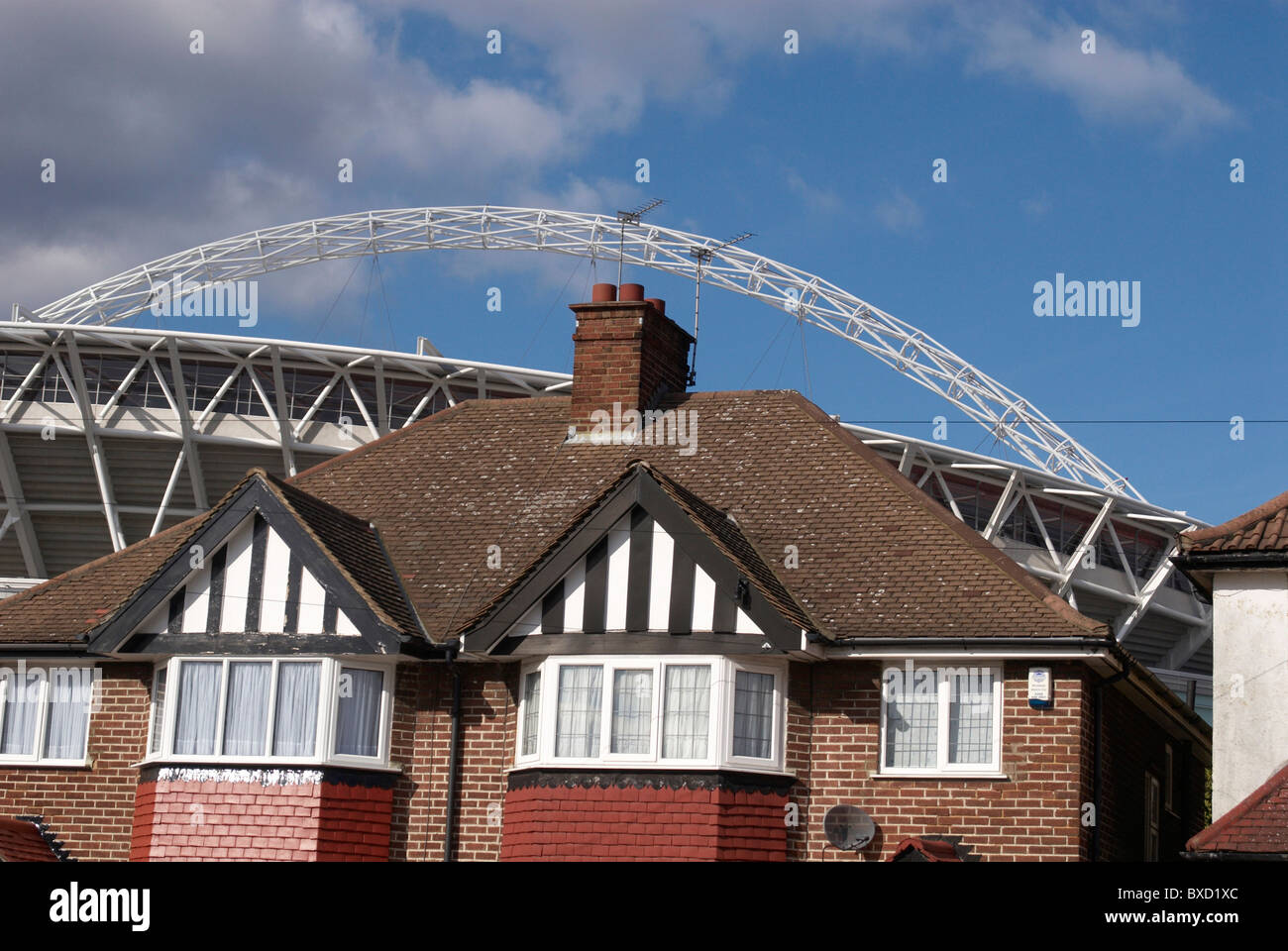 Vista del nuovo stadio di Wembley arch da strade vicine. L'arco è il principale obiettivo di questo £798m progetto. Foto Stock