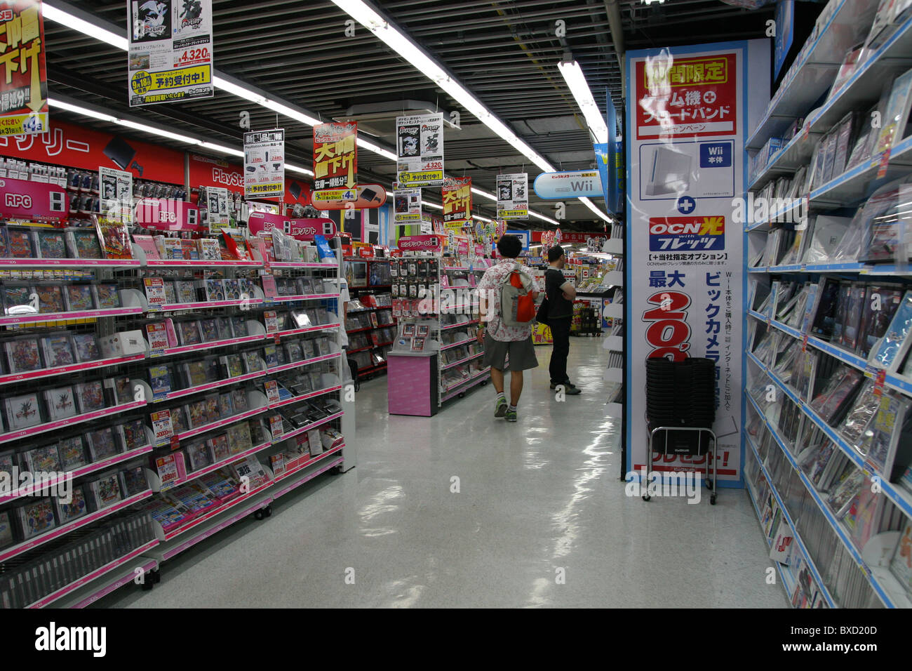 La musica e i video game DVDs sezione nella fotocamera Bic store a Tokyo Giappone 2010 Foto Stock