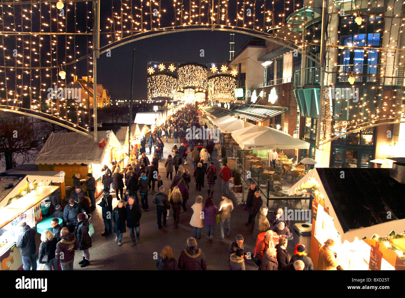 Tradizionale mercatino di Natale, con molte decorate cabine, presso il centro shopping mall, Oberhausen, Germania. Foto Stock