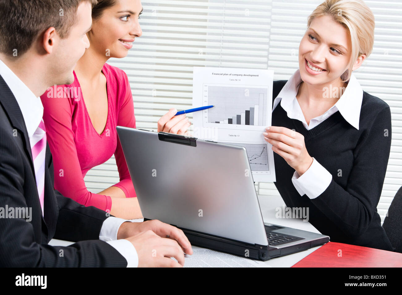 Fiducioso donna sta dimostrando il piano finanziario della società di sviluppo per la gente di affari Foto Stock