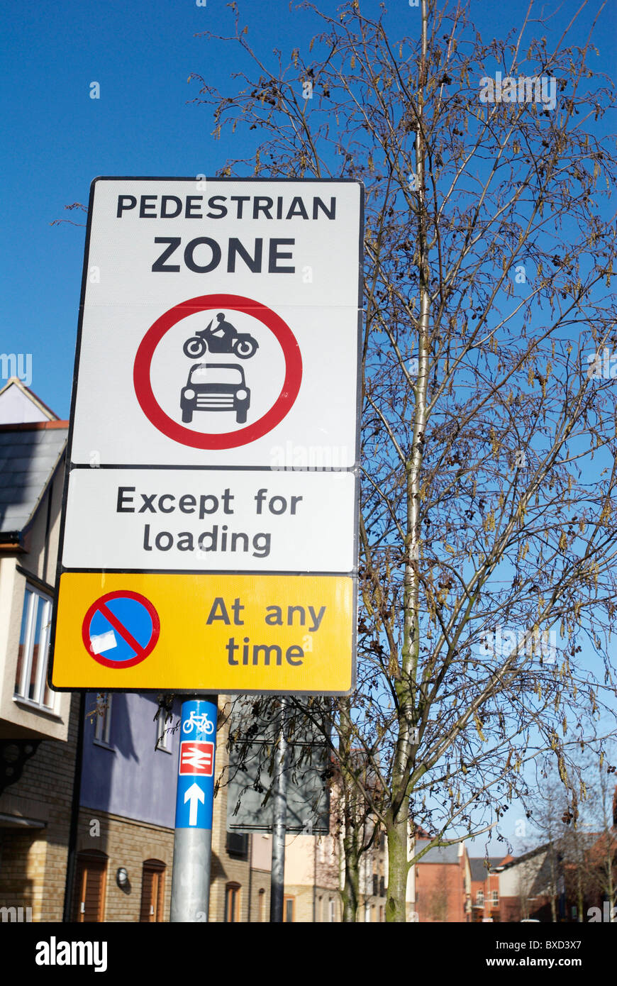 Zona pedonale di firmare in un alloggiamento sviluppo Norwich Regno Unito Foto Stock